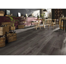 Dunkler Laminatboden in Holzoptik in einem modern eingerichteten Raum mit Holztisch und Weinkisten.