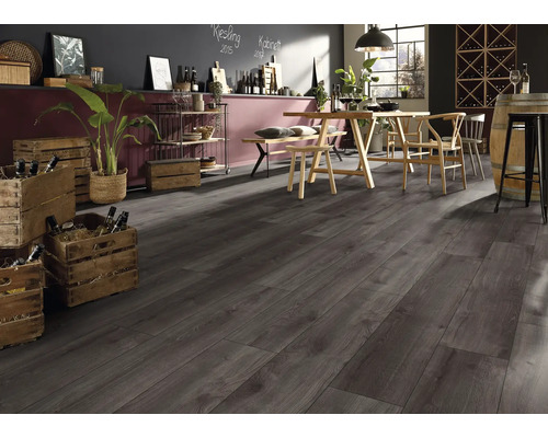 Dunkler Laminatboden in Holzoptik in einem modern eingerichteten Raum mit Holztisch und Weinkisten.