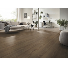 Modernes, helles Wohnzimmer mit dunklem Bodenbelag in Holzoptik, hellem Sofa und weißem Raumteiler-Regal mit Pflanzen.