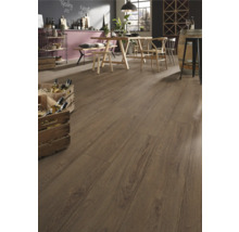 Rustikaler Laminatboden in Eichenoptik in einem hellen, geräumigen Raum mit Holztisch, Stühlen und Weinkisten im Landhausstil.