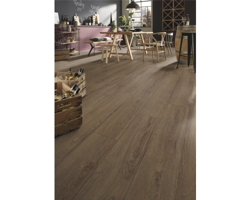 Rustikaler Laminatboden in Eichenoptik in einem hellen, geräumigen Raum mit Holztisch, Stühlen und Weinkisten im Landhausstil.