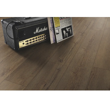 Laminatboden in Eichenoptik mit Marshall-Verstärker und Schallplatten in einem modern gestalteten Raum.