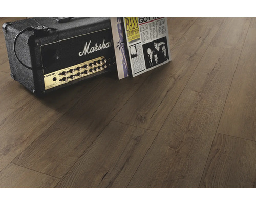 Laminatboden in Eichenoptik mit Marshall-Verstärker und Schallplatten in einem modern gestalteten Raum.