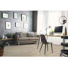 Heller Boden in Holzoptik in einem modern eingerichteten Wohn- und Arbeitszimmer mit grauem Sofa, Schreibtisch und strukturierter Wand.