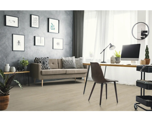 Heller Boden in Holzoptik in einem modern eingerichteten Wohn- und Arbeitszimmer mit grauem Sofa, Schreibtisch und strukturierter Wand.