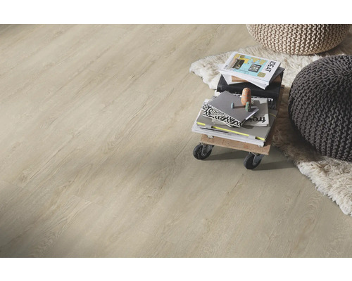 Heller Bodenbelag in Holzoptik mit Zeitschriften auf einem kleinen Holzwagen, einem Kunstfellteppich und Strick-Sitzhockern.