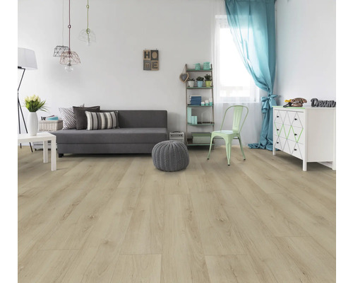 Modernes Wohnzimmer mit hellem Laminatboden in Eichenoptik, einem grauen Sofa und hellen Möbeln.