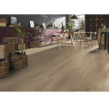 Hellbrauner Laminatboden in einem modern eingerichteten Esszimmer mit Holztisch, rustikalen Weinkisten und einem Weinfass.