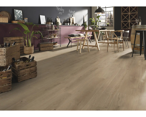 Hellbrauner Laminatboden in einem modern eingerichteten Esszimmer mit Holztisch, rustikalen Weinkisten und einem Weinfass.