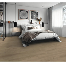 Modernes Schlafzimmer mit hellem Boden in Holzoptik, grossem Bett, Pendelleuchten und dekorativen Wandbildern.