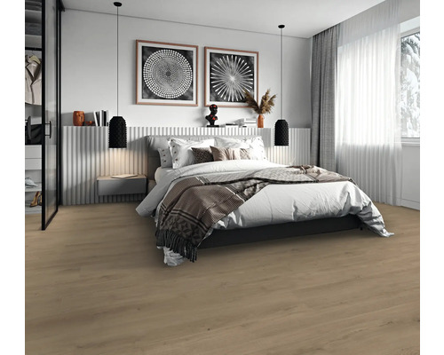 Modernes Schlafzimmer mit hellem Boden in Holzoptik, grossem Bett, Pendelleuchten und dekorativen Wandbildern.