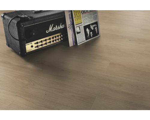 Laminatboden in heller Eichenoptik mit authentischer Holzmaserung, kombiniert mit einem Gitarrenverstärker mit Marshall Logo und Schallplatten.