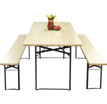 Bierzeltgarnitur bestehend aus einem Tisch und zwei Bänken mit hellen Holzoberflächen und schwarzen Metallgestellen.