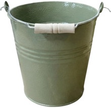 Grüner Metalleimer mit Holzgriff.