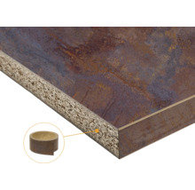 Kantenumleimer in Rost-Optik zur Abdeckung von Spanplattenkanten, passend zu einer Arbeitsplatte mit strukturierter Oberfläche.