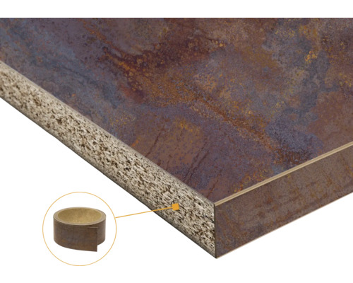 Kantenumleimer in Rost-Optik zur Abdeckung von Spanplattenkanten, passend zu einer Arbeitsplatte mit strukturierter Oberfläche.