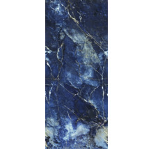 Carreau aspect marbre bleu foncé avec veinage blanc et doré.