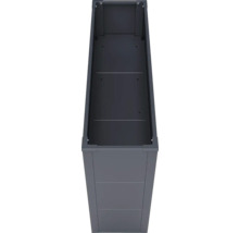 Vue de dessus de l intérieur d un bac à plantes haut et étroit en métal anthracite pour jardin.