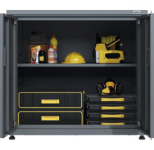 Armoire métallique grise Weka ouverte avec deux étagères, équipée d'outils, d'un casque, d'un masque respiratoire et de coffres à outils.