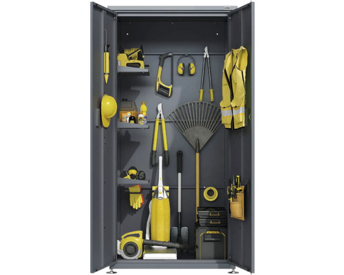 Armoire à outils en métal ouverte avec outils de jardin, souffleur de feuilles, râteau, gilet de sécurité et casque. Logo Woka en haut à droite.