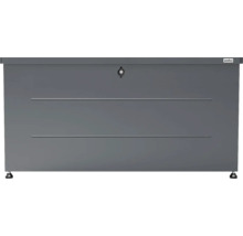 Weka Gartenbox aus Metall in Anthrazit mit Zylinderschloss und zwei horizontalen Zierstreifen auf Standfüßen.