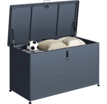 Geöffnete Gartenbox aus Metall in Anthrazit mit Fussball und Kissen im Inneren, Gasdruckfedern und Verriegelung.