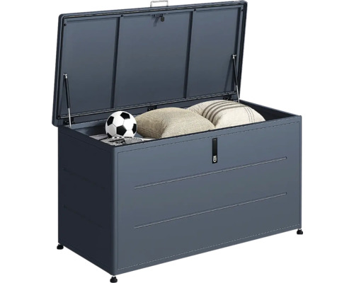 Geöffnete Gartenbox aus Metall in Anthrazit mit Fussball und Kissen im Inneren, Gasdruckfedern und Verriegelung.