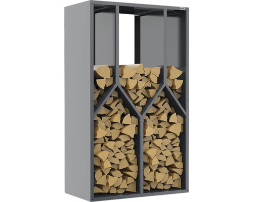 Range-bûches en métal gris, rempli de bois de chauffage fendu dans différents compartiments.