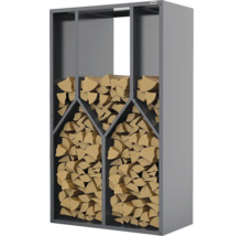 Range-bûches en métal gris, rempli de bois de chauffage dans plusieurs compartiments au design géométrique, Woka Logo.