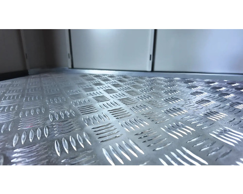 Gros plan d une tôle striée en aluminium avec motif à cinq stries pour un revêtement de sol antidérapant.