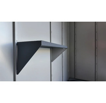 Étagère métallique anthracite montée sur un rail mural dans un abri de jardin ou un atelier.