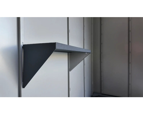 Étagère métallique anthracite montée sur un rail mural dans un abri de jardin ou un atelier.