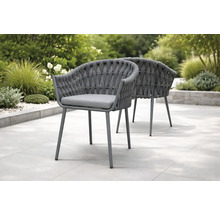 Deux chaises de jardin grises en corde tressée avec cadre en métal et coussins d'assise sur une terrasse pavée avec des plantes de jardin.