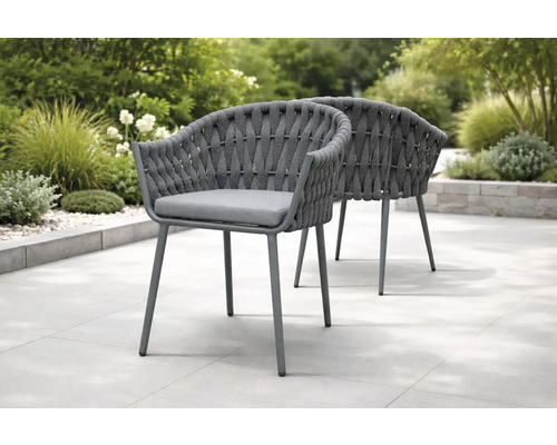 Deux chaises de jardin grises en corde tressée avec cadre en métal et coussins d'assise sur une terrasse pavée avec des plantes de jardin.