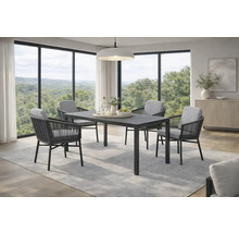 Moderner Essbereich mit dunklem rechteckigem Tisch und vier Armlehnstühlen mit Seilbespannung und grauen Polstern vor grossen Fensterfronten.