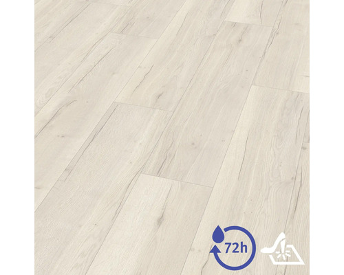 Revêtement de sol stratifié aspect bois clair, résistant à l'eau jusqu'à 72 heures et surface résistante aux rayures.