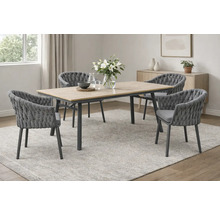 Essgruppe mit rechteckigem Tisch mit Holzplatte und vier Armlehnenstühlen mit grauem Seilgeflecht und Sitzkissen in hellem Raum.