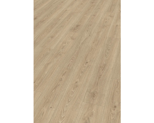 Sol stratifié décor chêne avec veinage naturel et nœuds, posé en lames larges.