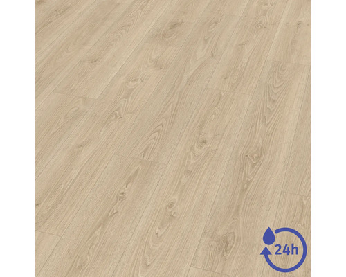 Revêtement de sol stratifié aspect bois avec veinage et nœuds, avec symbole de résistance à l'eau pendant 24 heures.