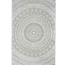 Outdoor-Teppich mit kreisförmigem Mandala-Muster und gewebter Struktur.