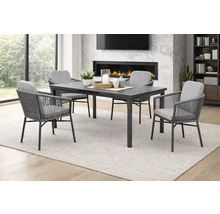 Modernes Essgruppe-Set mit dunklem Tisch und vier Armlehnenstühlen aus Seilgeflecht und hellen Sitzkissen in hellem Raum mit Kamin.