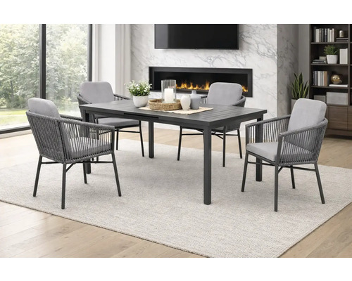 Modernes Essgruppe-Set mit dunklem Tisch und vier Armlehnenstühlen aus Seilgeflecht und hellen Sitzkissen in hellem Raum mit Kamin.