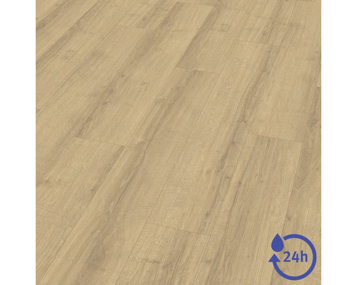 Sol stratifié avec un aspect chêne clair et un grain de bois, résistant à l'eau jusqu'à 24 heures.