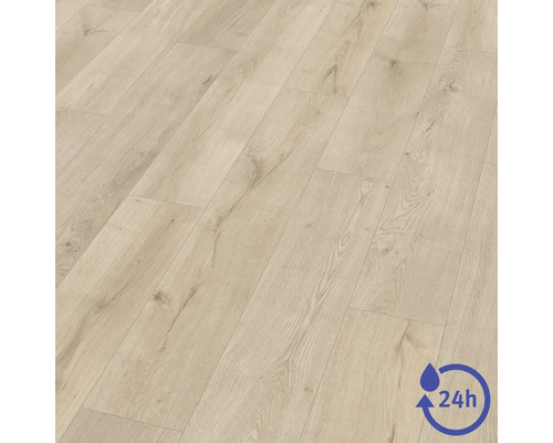 Laminatboden in Eichenoptik mit 24 Stunden Wasserresistenz.