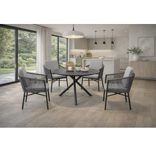 Moderne Essgruppe mit rundem Tisch und vier Armlehnstühlen mit Seilbespannung und Kissen in einem hellen, offenen Wohnbereich.