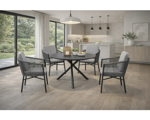 Moderne Essgruppe mit rundem Tisch und vier Armlehnstühlen mit Seilbespannung und Kissen in einem hellen, offenen Wohnbereich.