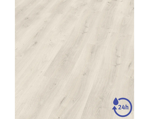 Sol stratifié résistant à l'eau avec aspect bois clair et protection contre l'humidité pendant 24 heures.