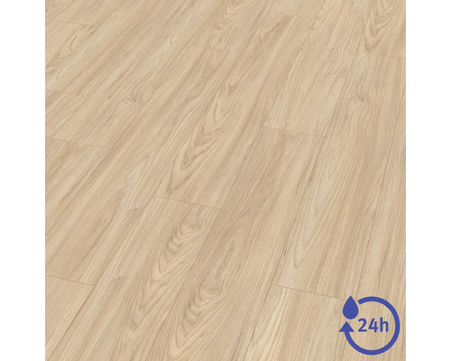Revêtement de sol stratifié aspect chêne clair, structure en lames larges et symbole de protection contre l'eau pendant 24 heures.
