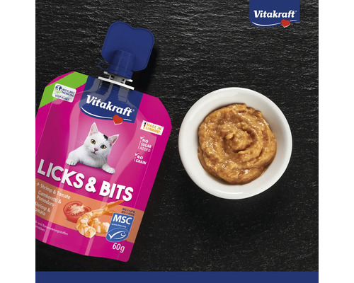 Snack pour chats Vitakraft Licks & Bits aux crevettes et à la tomate, sachet de 60 grammes et un bol contenant le snack crémeux.