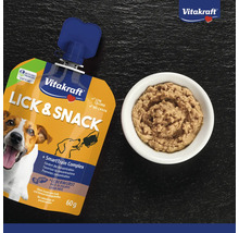 Snack pour chiens Vitakraft Lick and Snack au pâté de foie sachet de 60 grammes avec un bol de pâté de foie.